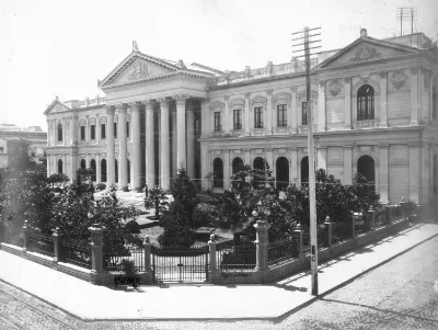 Edificio del Congreso Nacional de Chile en Santiago. Fachada norte de la calle Catedral, hacia 1920 — aprox. 1920 | Chile de Ayer