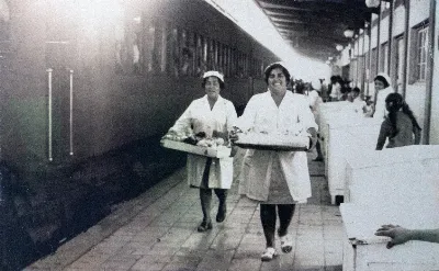 Venteras en la estación de Llay Llay — aprox. 1970 | Chile de Ayer