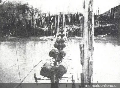 Acarreo de lana en puente sobre el río Ñadis, Aisén — 1928 | Chile de Ayer