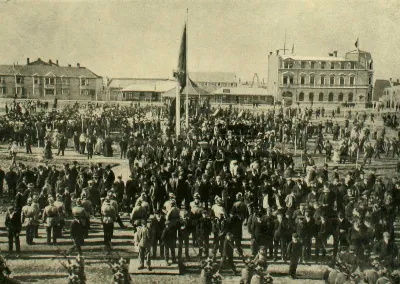 Acto de izar la bandera chilena en Punta Arenas, 18 de septiembre de 1906 — 1906 | Chile de Ayer