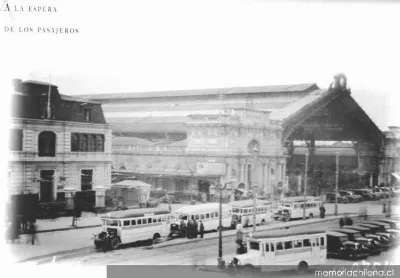 A la espera de los pasajeros, Estación Central, hacia 1930 — 1930 | Chile de Ayer