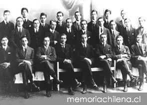 Alberto Hurtado con sus compañeros en el Colegio San Ignacio, 1917 — 1917 | Chile de Ayer