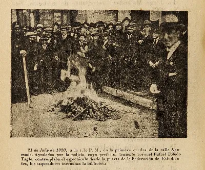 A la 1:30 p. m. en la primera cuadra de la calle Ahumada ayudados por la policía, cuyo prefecto, teniente coronel Rafael Toledo Tagle, contemplaba el espectáculo desde la puerta de la Federación de Estudiantes, los saqueadores incendian la biblioteca, ... — 1920 | Chile de Ayer