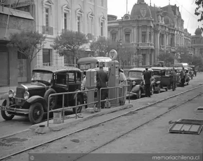 Autos esperan su turno para cargar combustible, estación de servicios Copec, 1947 — 1947 | Chile de Ayer