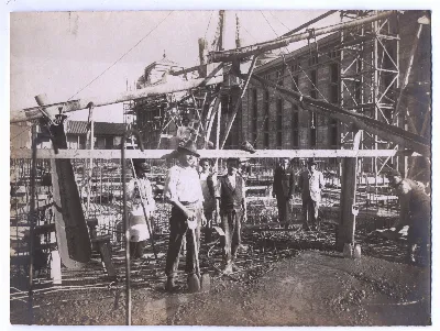 Biblioteca Nacional en construcción, se divisan andamios y trabajadores — aprox. 1900 | Chile de Ayer