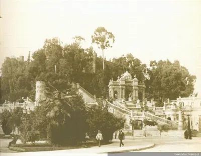 Cerro Santa Lucía con pabellón y escalinatas — 1920 | Chile de Ayer
