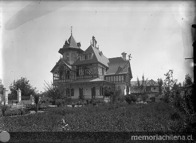 Chalet de tres pisos en la zona oriente de Santiago, hacia 1940 — 1940 | Chile de Ayer