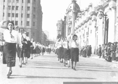 Desfile de las Brigadas Femeninas del Partido Socialista rindiendo honores al presiente Pedro Aguirre Cerda. — 1940 | Chile de Ayer