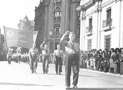 Desfile del Comité Central Ejecutivo del Partido Socialista encabezado por Marmaduke Grove, rindiendo honores al presidente Pedro Aguirre Cerda. — 1940 | Chile de Ayer