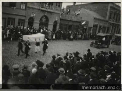Desfile de marinos y un auto de la Cruz Roja por una calle de Punta Arenas, entre 1920 y 1940 — 1920 | Chile de Ayer