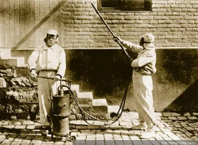 Desinfectadores trabajando, hacia 1910 — 1910 | Chile de Ayer