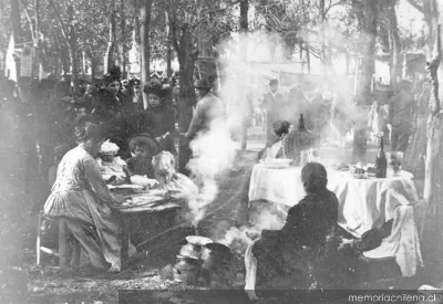 Dieciocho de septiembre en el Parque Cousiño, hacia 1900 — 1900 | Chile de Ayer