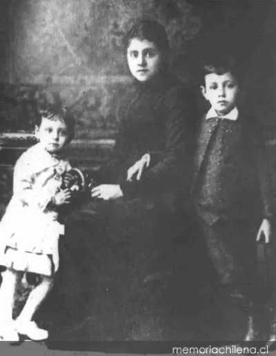 Diego Dublé Urrutia junto a su madre Teodorinda Urrutia y su hermana Aurora, hacia 1884 — 1884 | Chile de Ayer