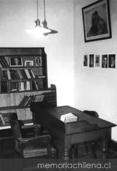 Escritorio de Alberto Hurtado en Colegio San Ignacio, hacia 1917 — 1917 | Chile de Ayer