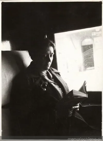 Esposa de Jesús Veiga leyendo, 1928 — 1928 | Chile de Ayer