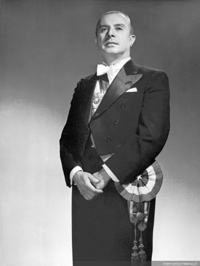 Gabriel González Videla con banda presidencial, hacia 1946 — 1946 | Chile de Ayer
