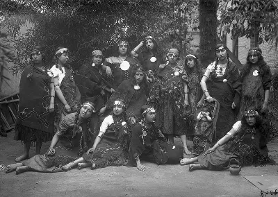 Grupo de alumnas de la Escuela Normal vestidas de mapuches, hacia 1918 — 1918 | Chile de Ayer