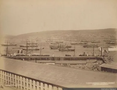 Vista general de la bahía de Valparaíso desde el Cerro de la Artillería, hacia 1890 — 1890 | Chile de Ayer