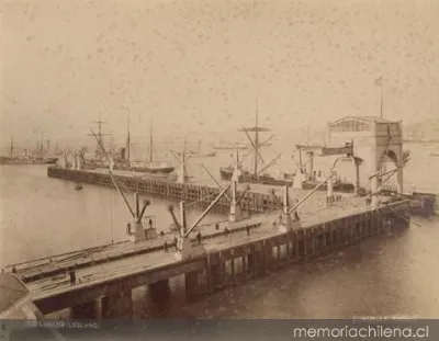 Muelle Fiscal con buque de carga, Valparaíso hacia 1890 — 1890 | Chile de Ayer