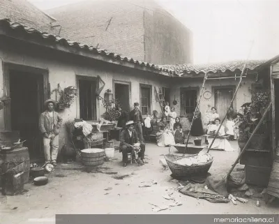 Patio de conventillo, hacia 1900 — 1900 | Chile de Ayer