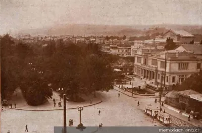 El Club Social en la plaza del balneario, hacia 1930 — 1930 | Chile de Ayer