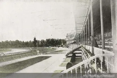Tribunas de primera clase del Sporting Club, hacia 1913 — 1913 | Chile de Ayer