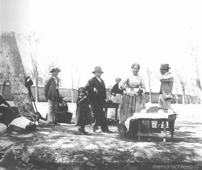 La motera, hacia 1900 — 1900 | Chile de Ayer
