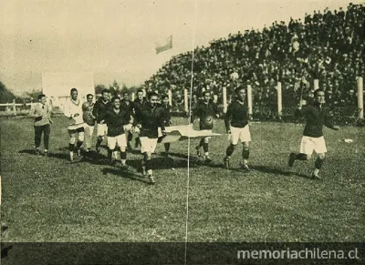 La Selección Chilena de fútbol entra a la cancha de los Campos de Sports, 1926 — 1926 | Chile de Ayer