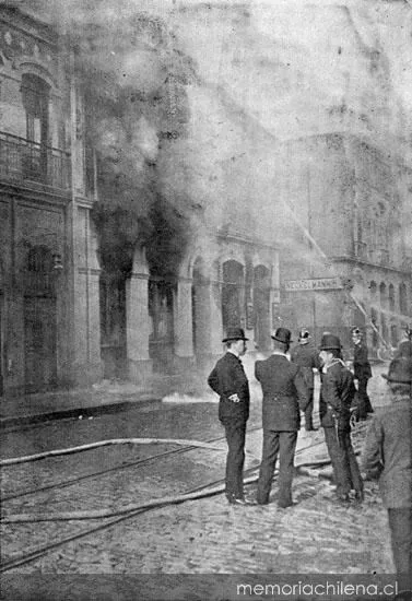 Las primeras llamas en el incendio de la Compañía Sud-Americana de Vapores, 1903 — 1903 | Chile de Ayer