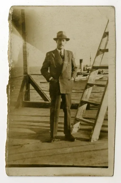 Mariano Latorre en cubierta de barco — 1936 | Chile de Ayer