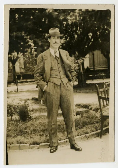 Mariano Latorre en jardín — 1930 | Chile de Ayer