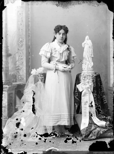 María Rosa Golling en su primera comunión, 1897 — 1897 | Chile de Ayer