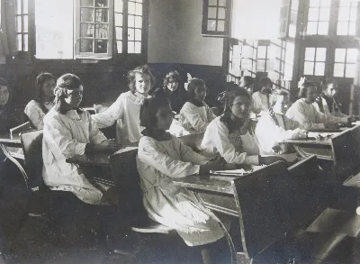 Mariquita García en el colegio, interpretada por Nena Serrano: escena de " — 1920 | Chile de Ayer