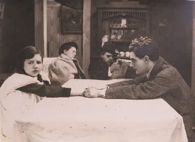 Mariquita y Goyo Correa en casa de la familia García, interpretados por Hugo Beltrán y Nena Serrano, 1920 — 1920 | Chile de Ayer