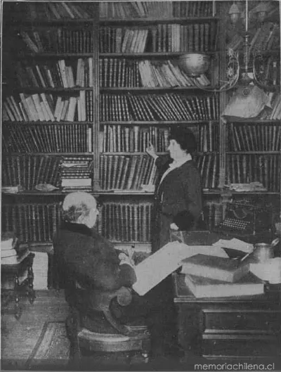 Medina en su biblioteca acompañado por su esposa Mercedes Ibáñez, hacia 1930 — 1930 | Chile de Ayer