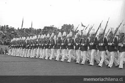 Militares desfilan en la elipse del parque Ohiggins, durante parada militar, 1942 — 1942 | Chile de Ayer