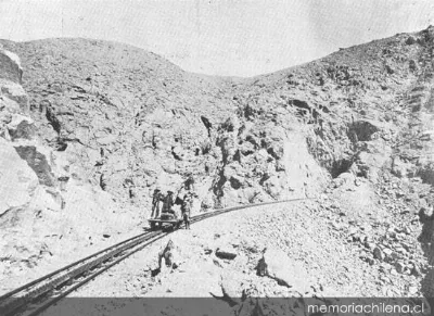 Ferrocarril de Arica a La Paz : volandra traficando en la cremallera, hacia 1910 — 1910 | Chile de Ayer