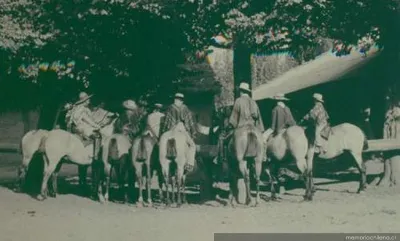 Campesinos a caballo, 1906 — 1906 | Chile de Ayer