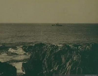 Vista del mar desde las rocas en Valparaíso, 1906 — 1906 | Chile de Ayer