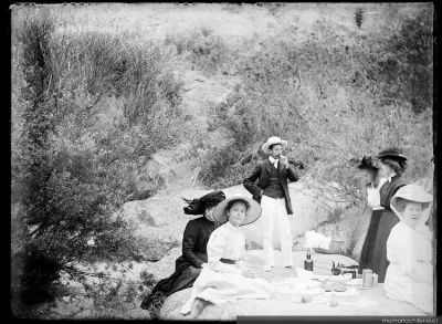 Grupo de personas en un paseo, hacia 1900 — 1900 | Chile de Ayer