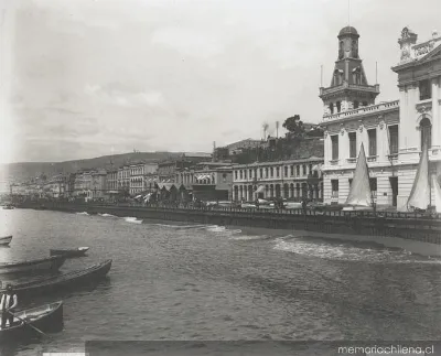 Malecón de Valparaíso y edificios aledaños, 1900 — 1900 | Chile de Ayer
