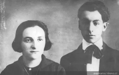 Pablo Neruda junto a su hermana, hacia 1916 — 1916 | Chile de Ayer