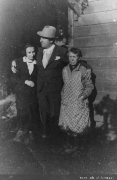 Pablo Neruda junto a su madre, Trinidad Candia, y su hermana, en Temuco, hacia 1930 — 1930 | Chile de Ayer