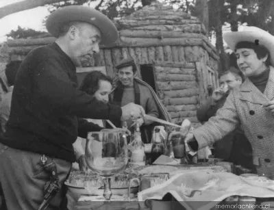Pablo Neruda junto a intelectuales y amigos en Isla Negra, hacia 1950 — 1950 | Chile de Ayer