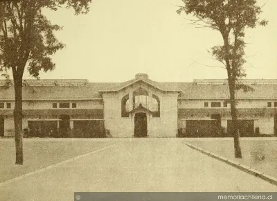 Fachada del nuevo Matadero, obra del arquitecto Hermógenes del Canto, hacia 1915 — 1915 | Chile de Ayer