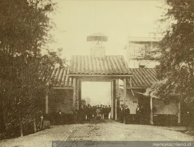 Fachada del antiguo Matadero Municipal, hacia 1900 — 1900 | Chile de Ayer