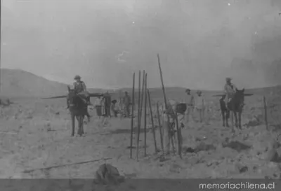 Obreros catando minas, 1906 — 1906 | Chile de Ayer