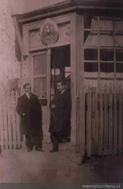 Juan Guzmán Cruchaga en el Consulado de Chile en Río Gallegos Argentina, hacia 1921 — 1921 | Chile de Ayer
