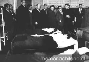 Visita sala de niños enfermos del Hogar de Cristo, hacia 1945 — 1945 | Chile de Ayer