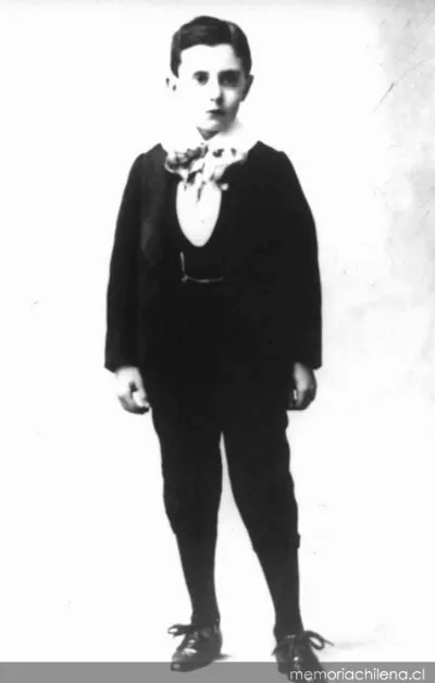 Vicente Huidobro de niño, hacia 1900 — 1900 | Chile de Ayer